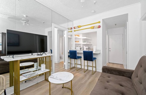 Palm Beach Condo | Pool/Valet/StepsToBeach/Dining/Garden 2br