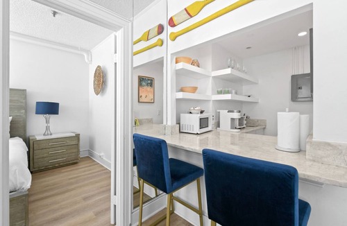 Palm Beach Condo | Pool/Valet/StepsToBeach/Dining/Garden 2br