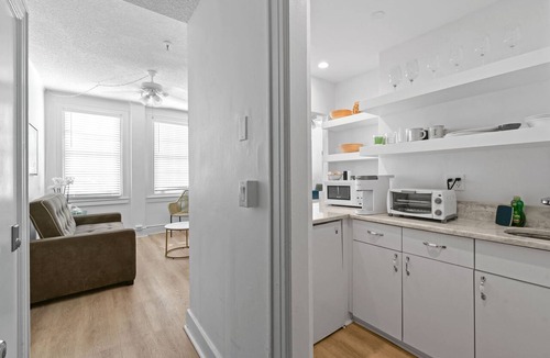 Palm Beach Condo | Pool/Valet/StepsToBeach/Dining/Garden 2br