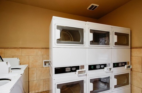 Silsbee Apartment | Pool View | 2 Queen Bed