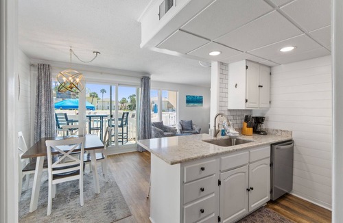 Holiday Isle Condo | Poolside Destin Condo + Free Beach Service