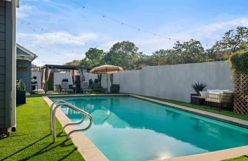Tarrytown House | Poolside Funhouse - Arcade Billiard Poker & More