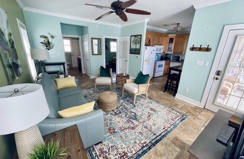 Ono Island Villa | Poolside retreat 1BR/1BA condo