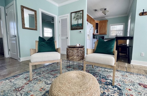 Ono Island Villa | Poolside retreat 1BR/1BA condo