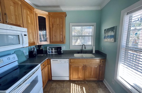 Ono Island Villa | Poolside retreat 1BR/1BA condo