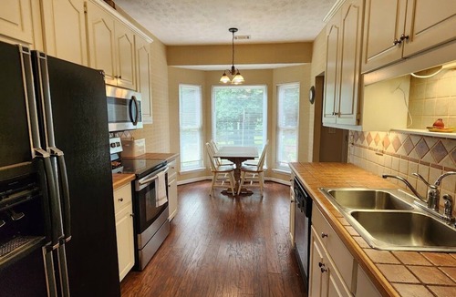 Canton House | Poplar Meadow | King Bed Gazebo Pets Welcome!