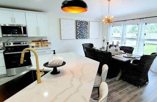 Jupiter House | POSHPADZ-Banyan Villa Close to Jupiter Beach-Hot Tub-Private Pool &Tiki Sleeps 8