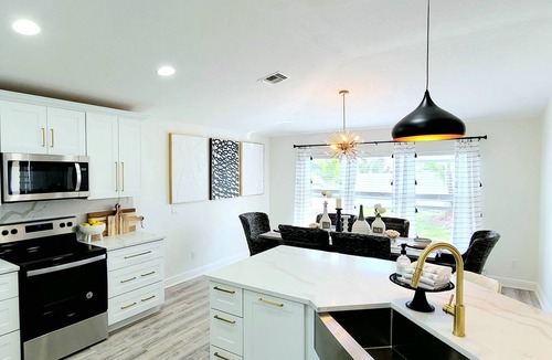 Jupiter House | POSHPADZ-Banyan Villa Close to Jupiter Beach-Hot Tub-Private Pool &Tiki Sleeps 8