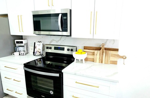 Jupiter House | POSHPADZ-Banyan Villa Close to Jupiter Beach-Hot Tub-Private Pool &Tiki Sleeps 8
