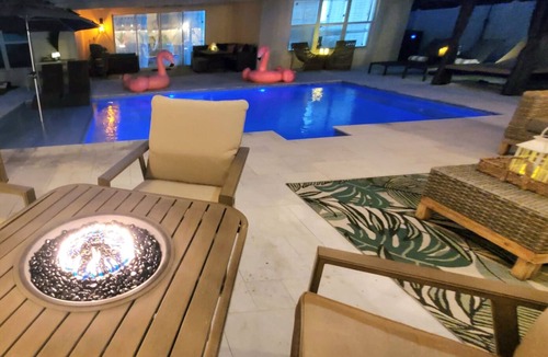 Jupiter House | POSHPADZ-Banyan Villa Close to Jupiter Beach-Hot Tub-Private Pool &Tiki Sleeps 8