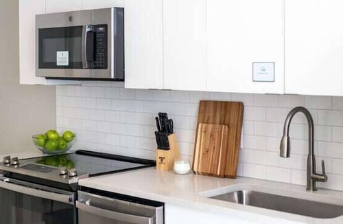 Downtown Jackson Apartment | Premium 1 Bedroom Sum