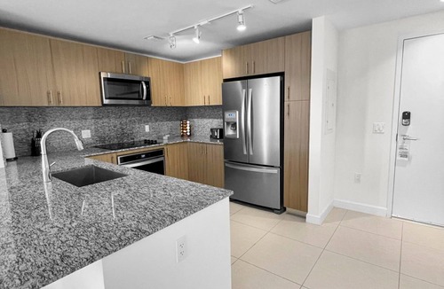 Doral Apartment | Premium 3BR City-View Suite w/Pool & Sauna Access