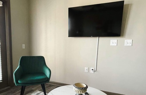 Ferndale Apartment | Prime 1BD/1BA w/Balcony + Gym - Little Rock