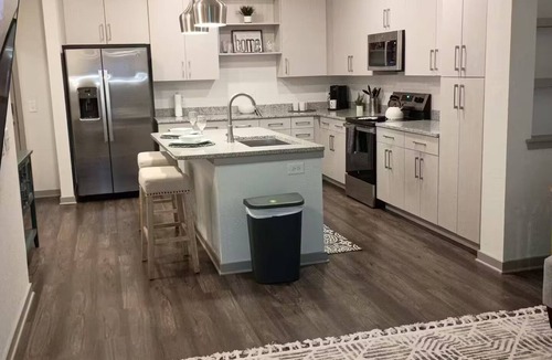 Madison Apartment | Prime location, Luxury Views in Madison Airport