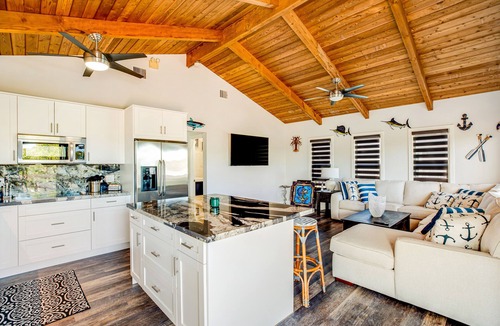Port Pine Heights House | Pristine Waterfront Charmer - Outdoor Living & Dining, Dock, AC - Snowbirds OK