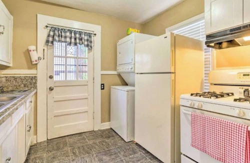 East Memphis Apartment | Private 1BR Duplex. King Bed, Parking, Near UofM