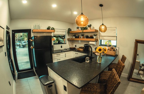 Florida North Atlantic Coast Cottage | Private 2-br guest house under an oak canopy, ideal spot in Palm Beach Gardens