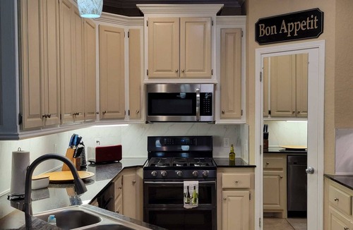 Moore House | Private 3BR Moore Home w/Garage Near OKC & Norman