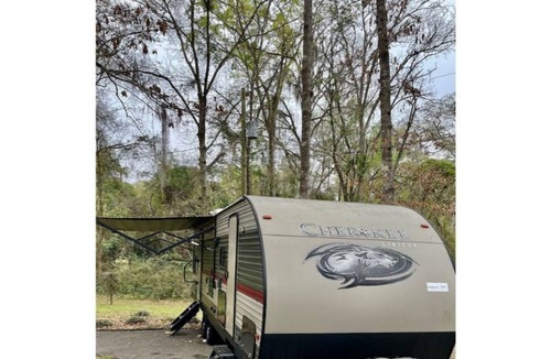 Rosehill House | Private and delightful one bedroom travel trailer