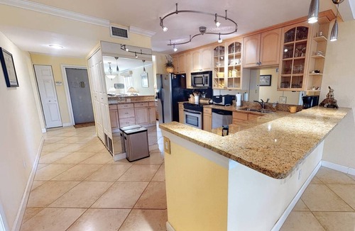 Siesta Key Condo | Private Beach | Bayside Corner Unit | Walk to Turtle Beach | 2 Heated Pools | Dog Friendly!