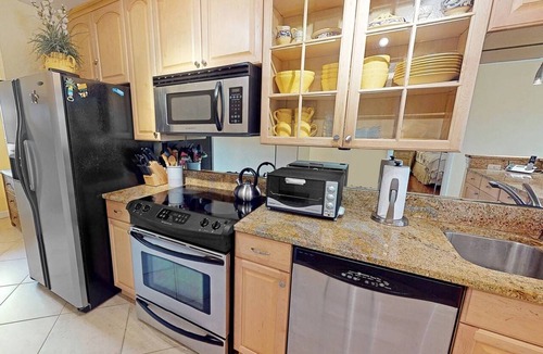 Siesta Key Condo | Private Beach | Bayside Corner Unit | Walk to Turtle Beach | 2 Heated Pools | Dog Friendly!