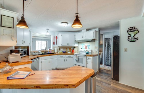 Gumlog House | Private Beach & Dock: Lake Hartwell Family Getaway