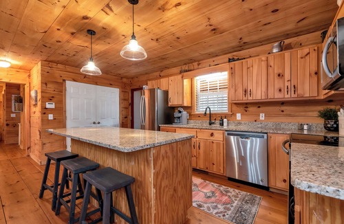 Sautee Nacoochee Cabin | Private Cabin for 8 | Fire Pit, Games | Near Helen