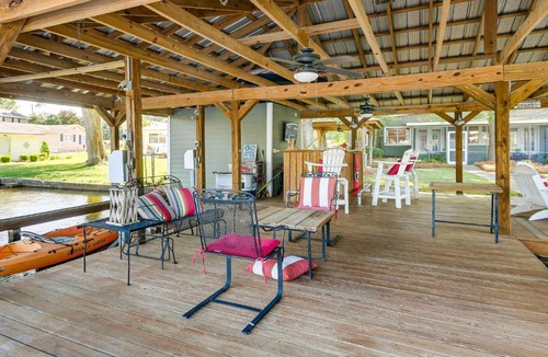 Warwick House | Private Dock + Yard: Lake Blackshear Family Escape