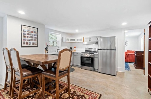 Esplanade Ridge House | Private escape under the Oaks!