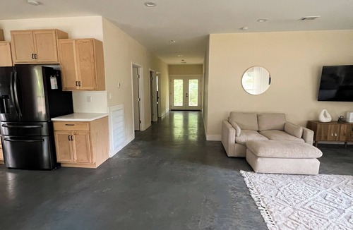 Etta House | Private Getaway on 2.5 Acres Family & Pet Friendly!