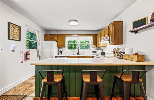 Sevierville Cabin | Private Mini Golf, Hot Tub, Fire pit Family Favorite in peaceful location