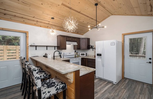 Cherry Log Cabin | Private & Modern Creekside Cabin w/Hot Tub and Fire Pit - Great Location!