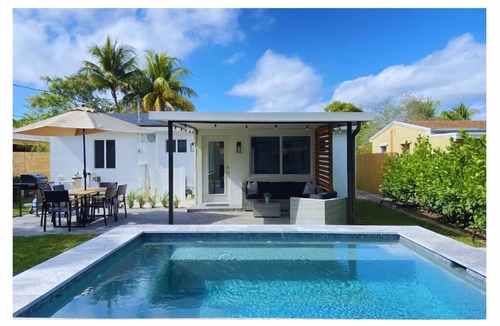 South Middle River House | Private + Modern + Heated Pool + BBQ Near Wilton Manor & Las Olas
