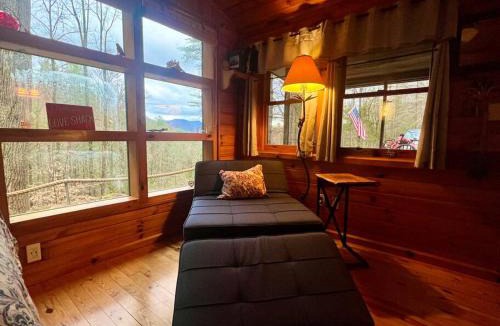 Franklin House | Private Mtn Love Shack w/fast wifi, BBQ & view