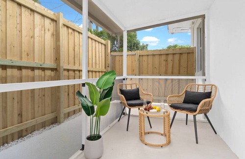Parrot Cove Apartment | Private Patio! Near beach -TV in bedroom - Villa 4