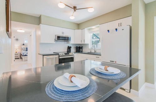Seminole House | Private Pool Newly Renovated 5 mins to the Beach