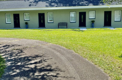 Perry Villa | Private Villa 5 min to Perry Fair Grounds, Eateries, Cafe, Shops & Locale Music.