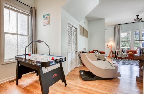 Metropolitan Apartment | Projector - 5 mins to DT - 4 King Beds - Massage Chair