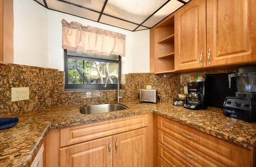 Marathon Villa | PS Sandy Beach, Pool View, dock, WiFi, Tennis, Jacuzzi, arrive any day, tropical