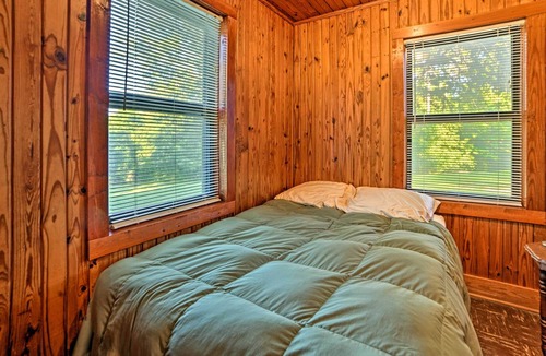 Springville Cabin | Quaint Cabin on Kentucky Lake w/ Resort Perks