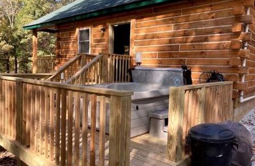 Birdseye House | Quaint Cabin with Lofted Interior, Spa and BBQ in Indiana