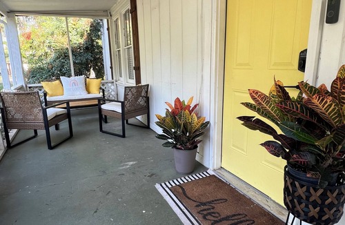 Bremen Cottage | Quaint, PET-FRIENDLY cottage in downtown Bremen-games for the fam/full kitchen