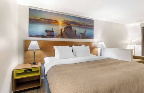 Priceville Hotel | Quality Inn & Suites Decatur - Priceville I-65