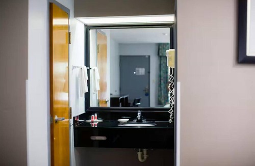 Mary Esther Hotel | Queen Bed Stay, 1.5 miles away from Emerald Coast Science Center | Free Parking!