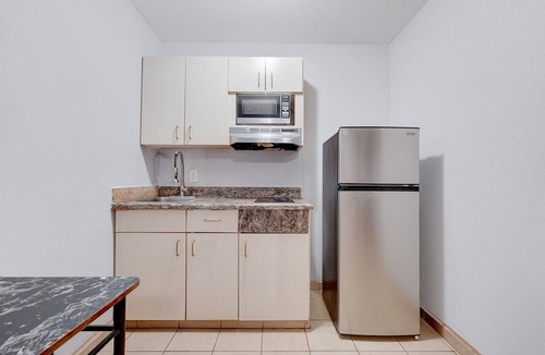Memphis Apartment | Queen Bed with Kitchenette Smoking