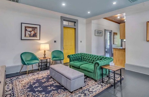 Savannah Victorian District Apartment | Queen's Perch | Historic District Downtown | Walk to Famous Forsyth Park