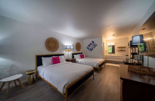 Eureka Springs Historic District Hotel | Queen Suite #2 at Glory Dayz!