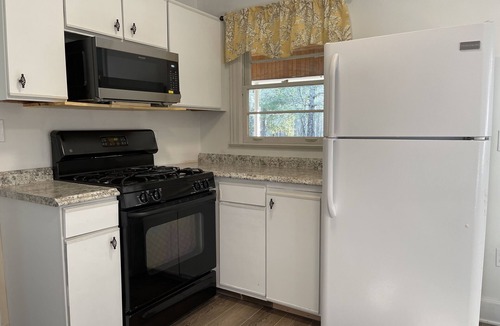 Seneca House | Quiet and peaceful. 3 mins to stores and 7 mins to Keowee. 15 mins to Clemson