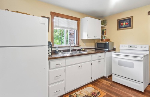 Woodruff Cabin | Quiet and relaxing 1 bedroom farm cabin with loft and deck.