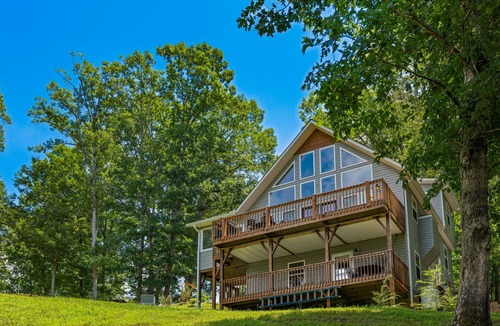 Unaka House | Quiet & cozy mountain retreat with amazing views, 2 decks, fireplace & firepit